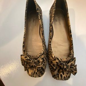 AK Anne Klein iflex animal print flats
